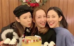 女教师朝学生喷液体